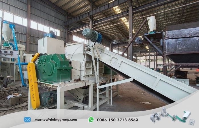 Photovoltaic panel recycling machine